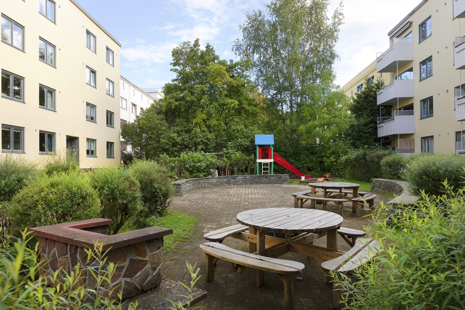Området er meget barnevennlig med flotte fellesarealer og nærhet til yrende byliv, kaféer, koselige småbutikker og grønne parker. Galleribilde