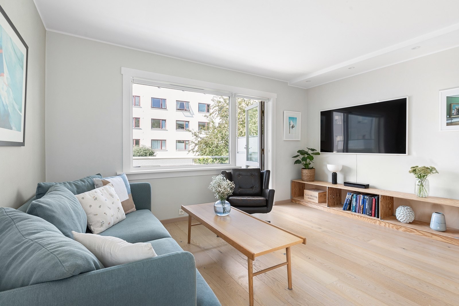 Sparklet og malt overflater, og lagt ny parkett med varmefolie (gulvvarme) i 2019. Galleribilde