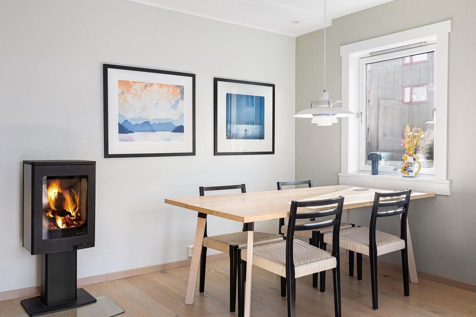 God plass til langbord, i tillegg har leiligheten varmende peis i stuen. Ny peis i 2019. Galleribilde