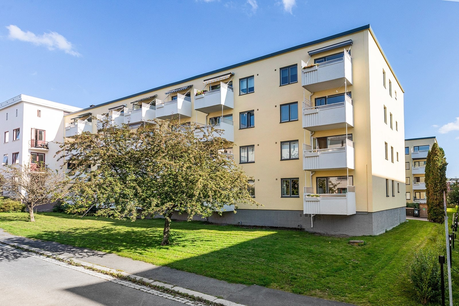 Leiligheten har en skjermet og tilbaketrukket beliggenhet i høy 1. etasje på idylliske Sagene med umiddelbar nærhet til flere dagligvareforretninger, populære kafeer, offentlig transport, flere parker og Akerselva. Galleribilde
