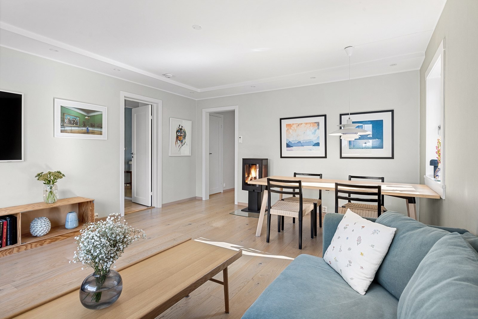 Den store stuen har god plass til både sofagruppe og spisebord. Galleribilde