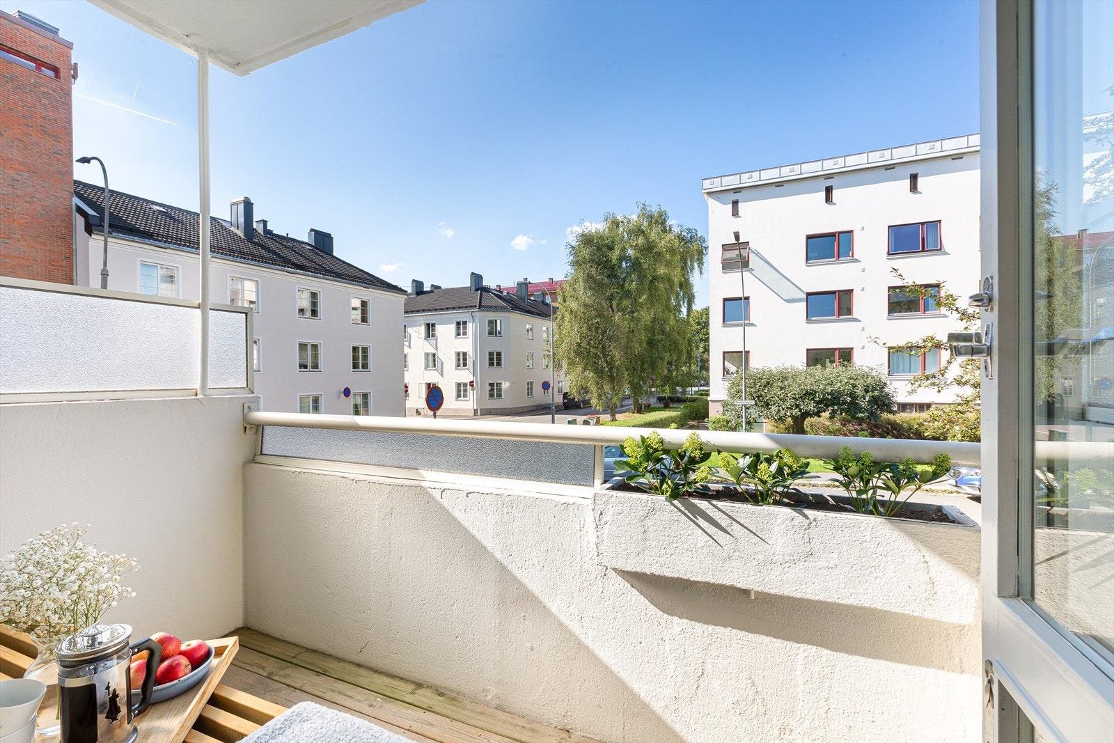 En lys og tiltalende 4-roms ende-/hjørneleilighet med solrik balkong. Galleribilde