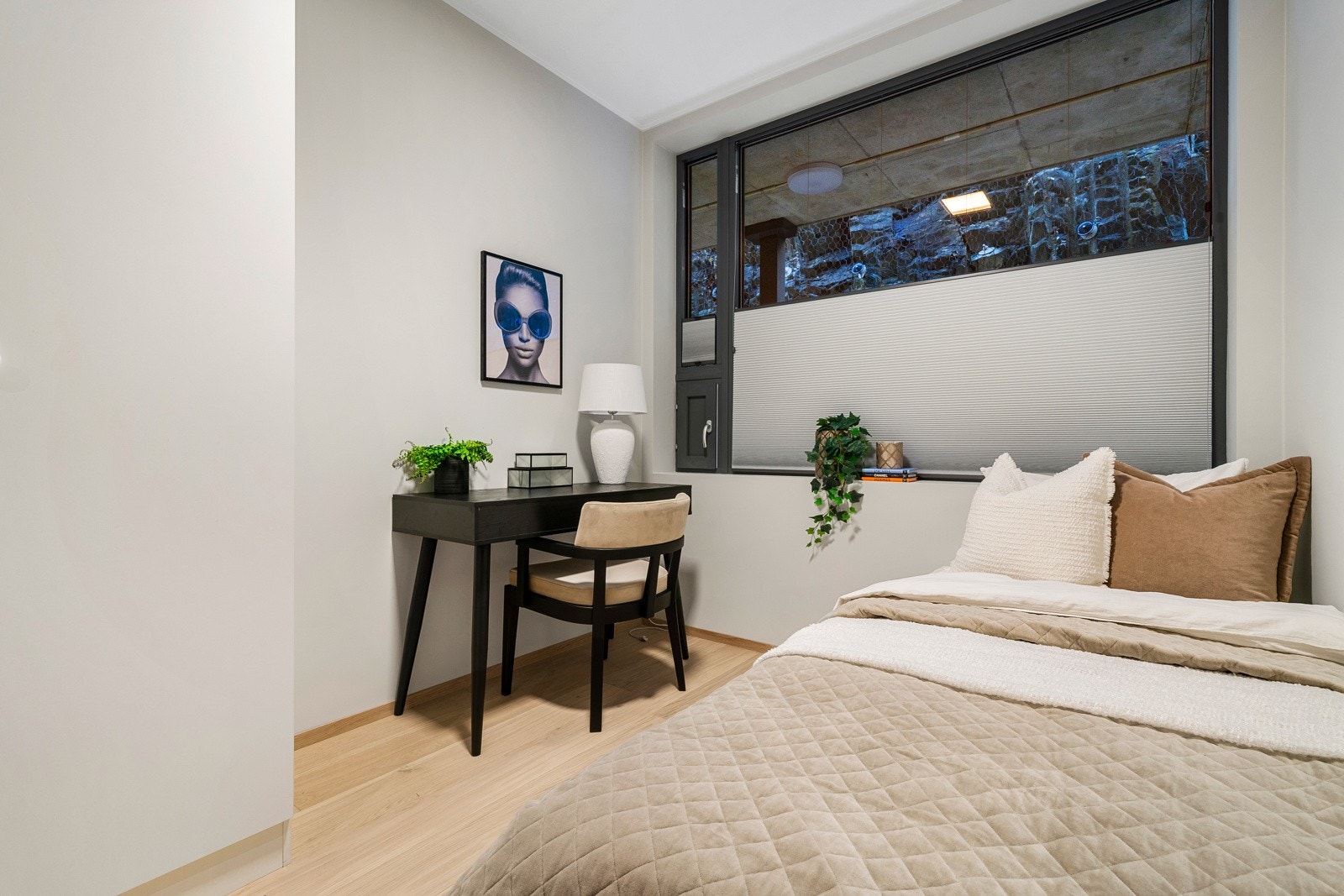 - Soverommene har store, østvendte vinduer og vender ut mot svalgang - Galleribilde