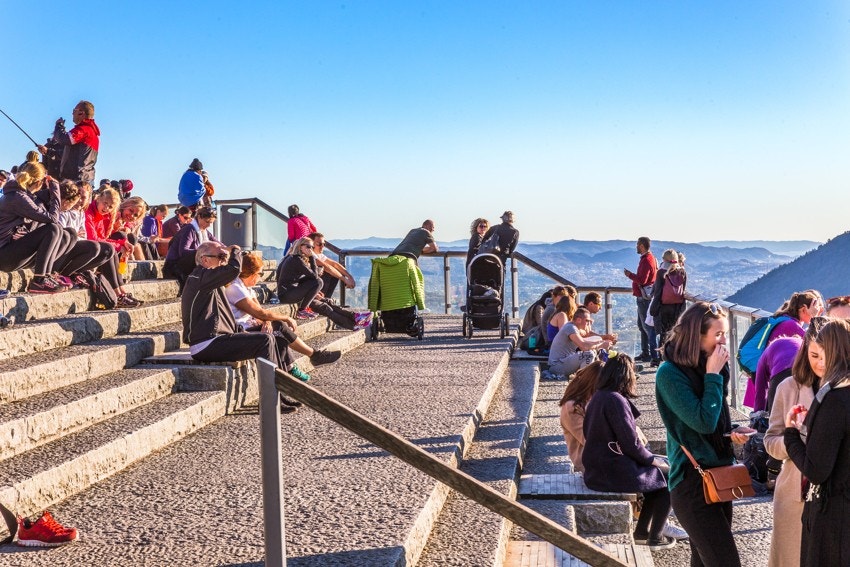 - Nyt utsiktspunktet fra Fløyen, enten om du velger å gå opp eller tar banen - Galleribilde