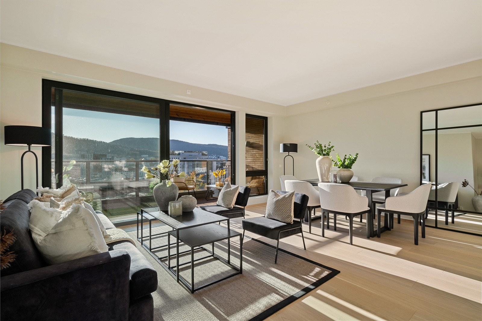 - De åpne flatene i allrommet skaper en luftig atmosfære i leiligheten - Galleribilde