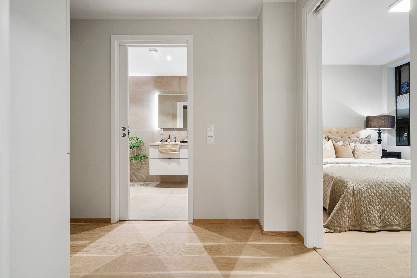 - "En suite" løsning med privat baderom og walk in garderobe for komfort og bekvemmelighet - Galleribilde