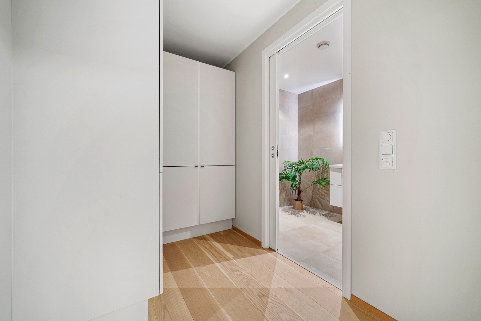 - Garderobeinnredning er levert av kvalitetsleverandøren Sigdal - Galleribilde