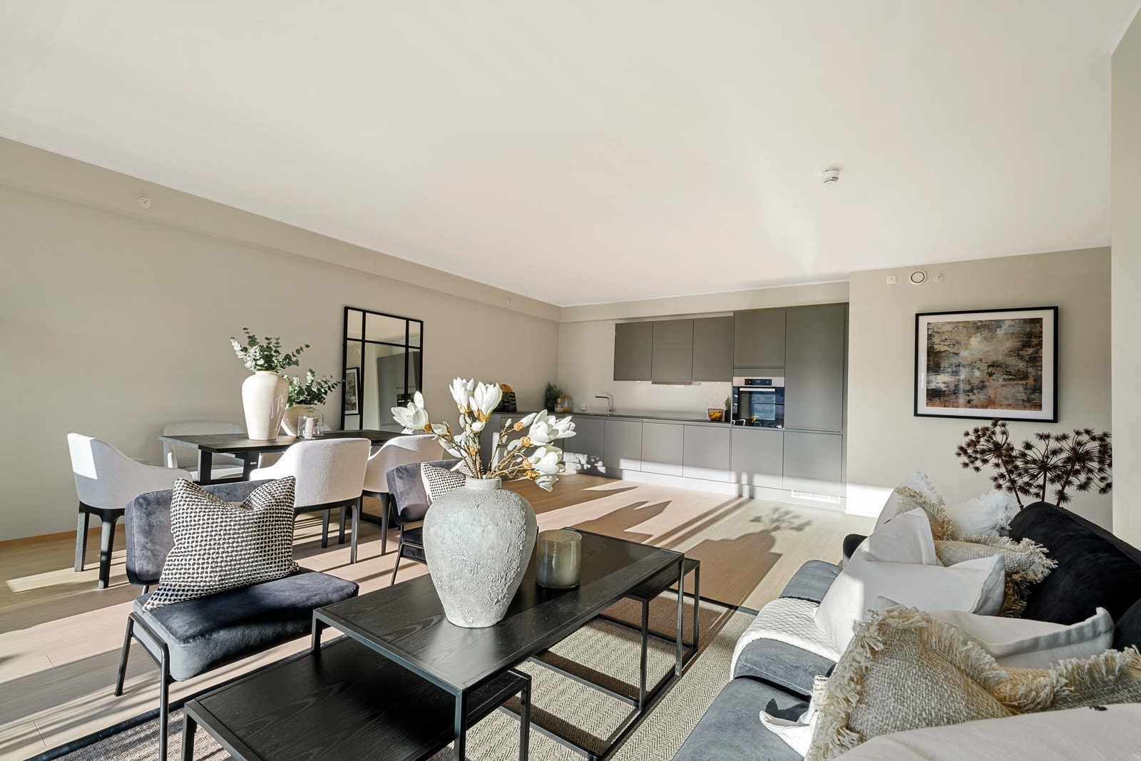 - Det er fin møbleringsfrihet i allrommet som utgjør stue og kjøkken - Galleribilde