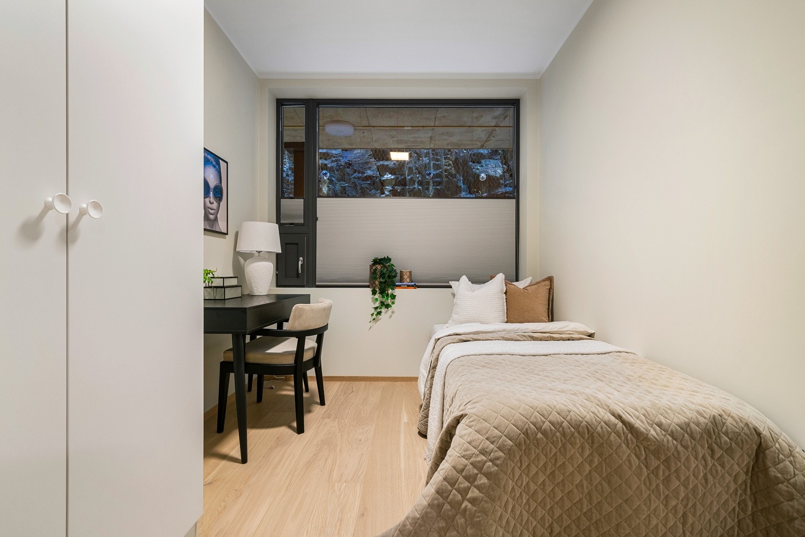 - Soverom 2 er på 7 m2. Alle soverommene er utstyrt med funksjonelle og lystette plisségardiner - Galleribilde