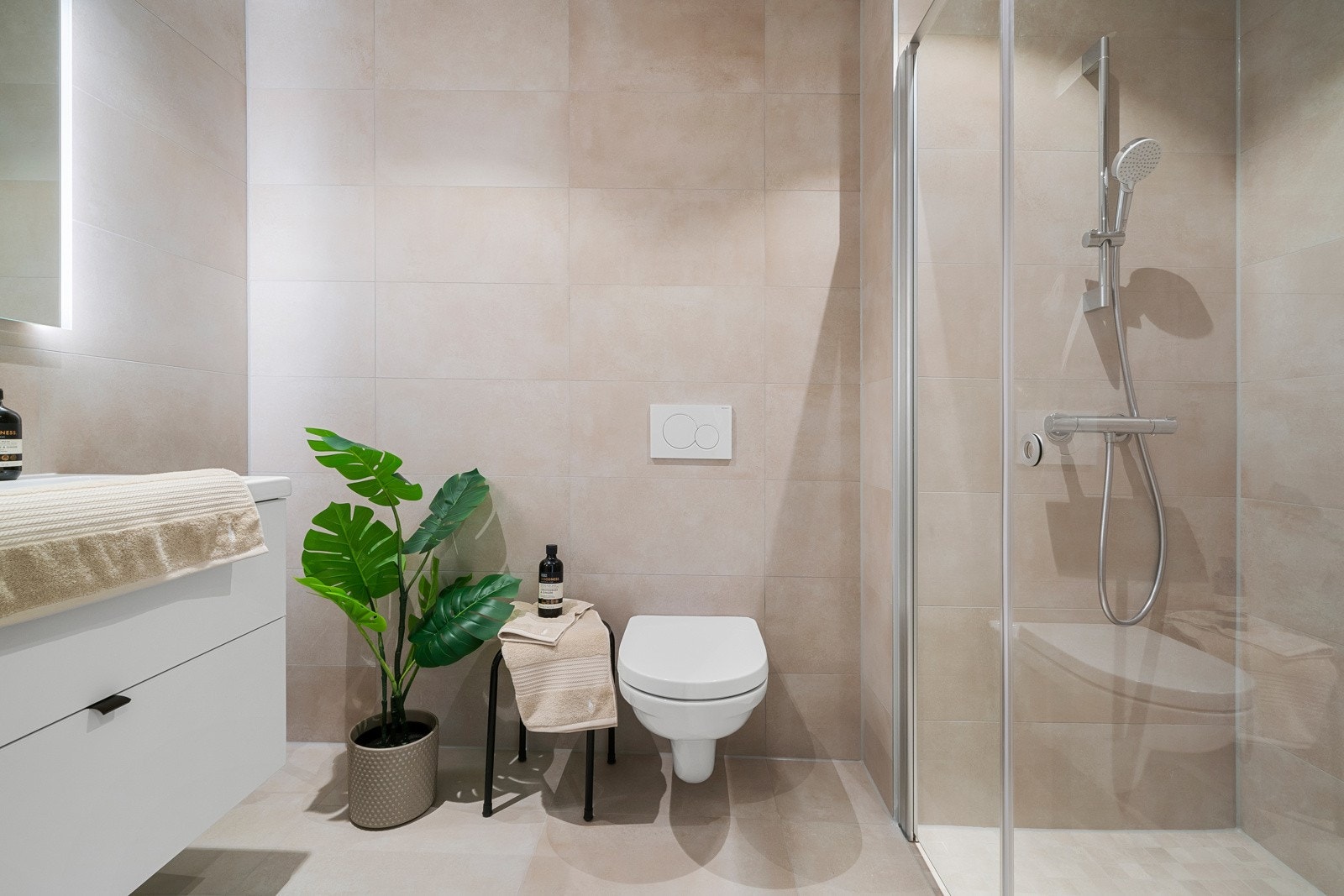 - Gjestebadet er lekkert helfliset og i behagelige farger - Galleribilde