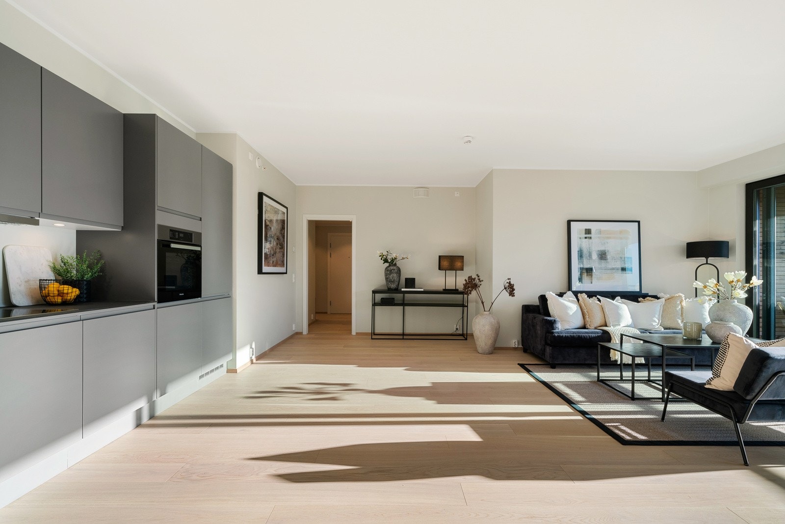 - Romslig stue/kjøkkenløsning med flere møbleringsmuligheter - Galleribilde