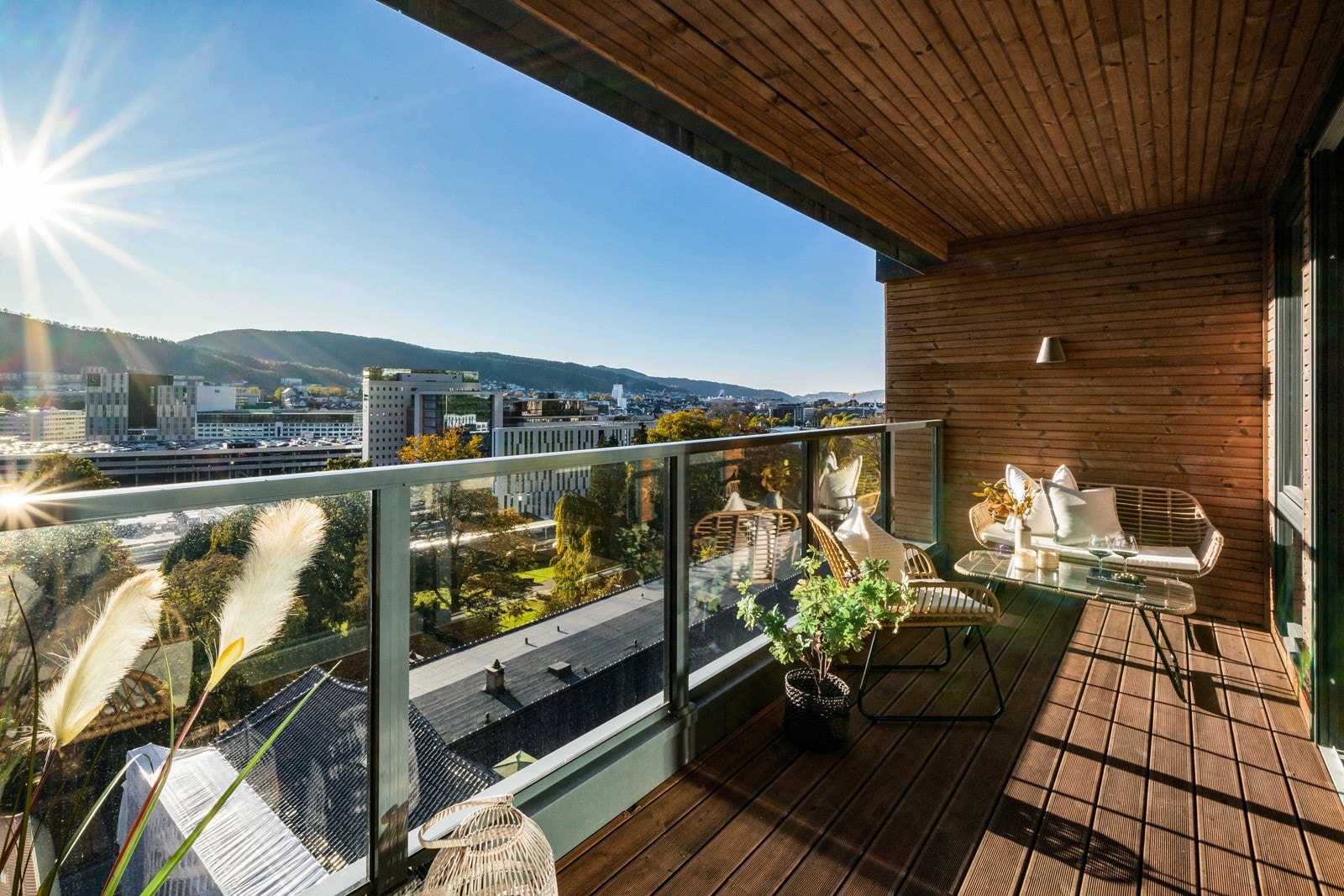 - Fra stuen har man utgang til en romslig og sørvestvendt balkong med nydelig utsikt - Galleribilde