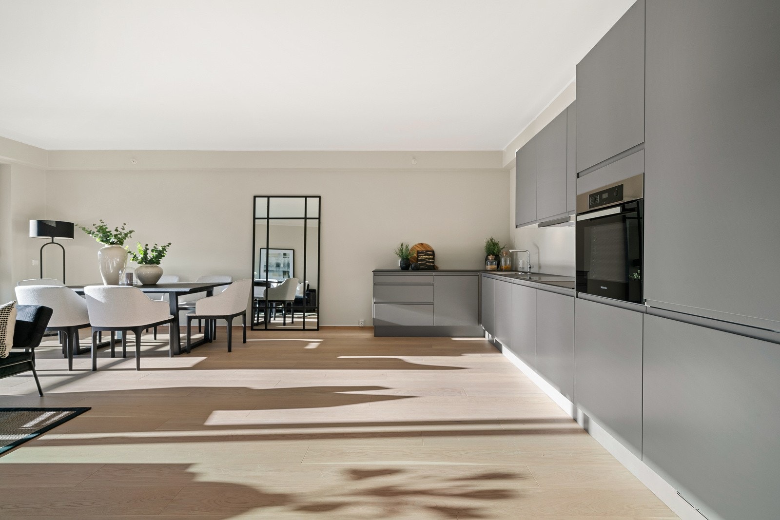 - Komplett levert med fullintegrerte hvitevarer fra Miele bestående av stekeovn i høyskap, induksjonstopp, oppvaskemaskin og kjøl-/fryseskap - Galleribilde