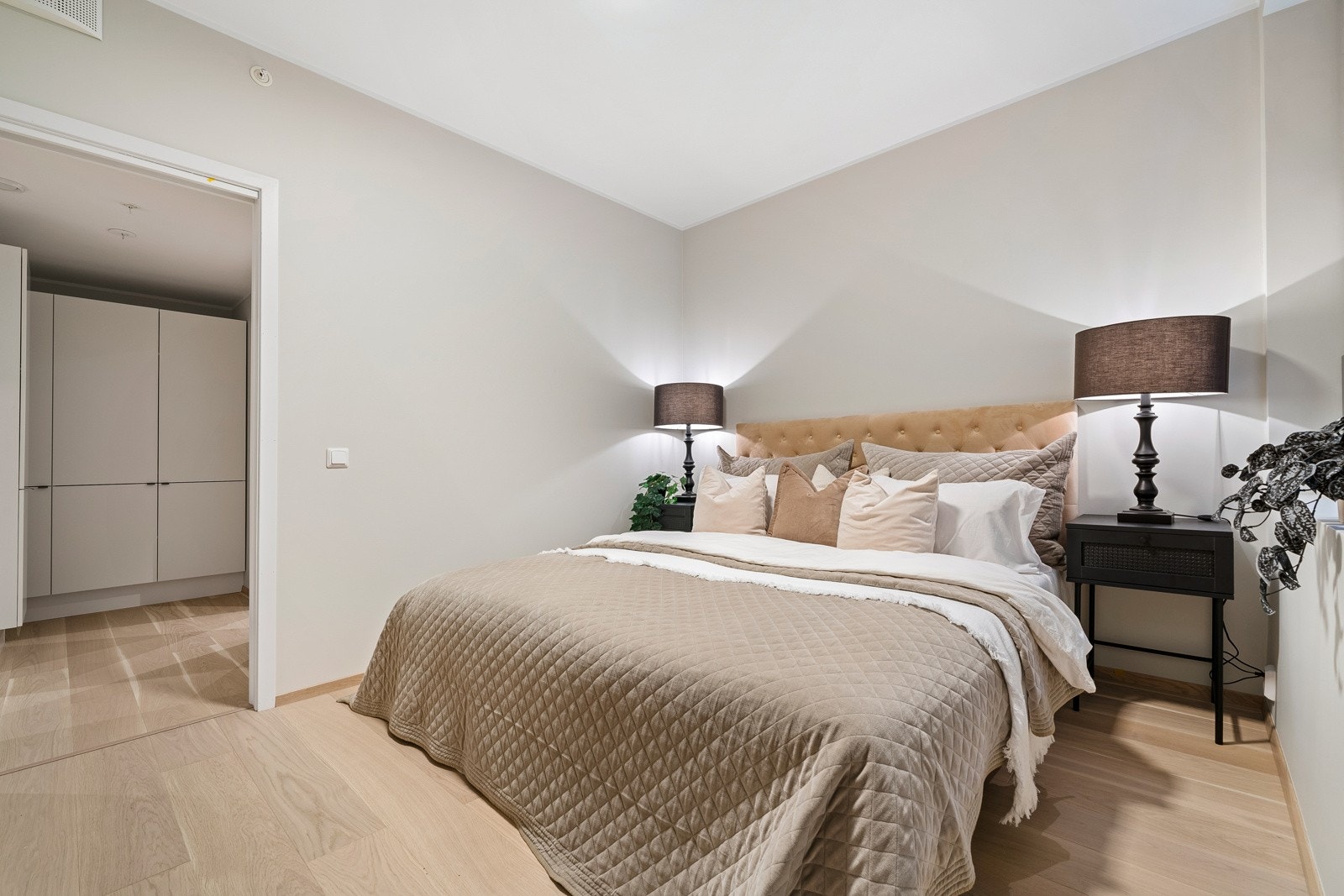 - Det stilrene farge- og materialvalget gir rom for egen, kreativ innredning - Galleribilde