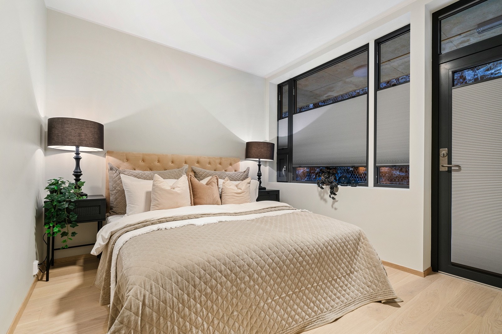 - Hovedsoverommet er av god størrelse, og byr på utmerket plass til en stor dobbeltseng og tilhørende møblement - Galleribilde