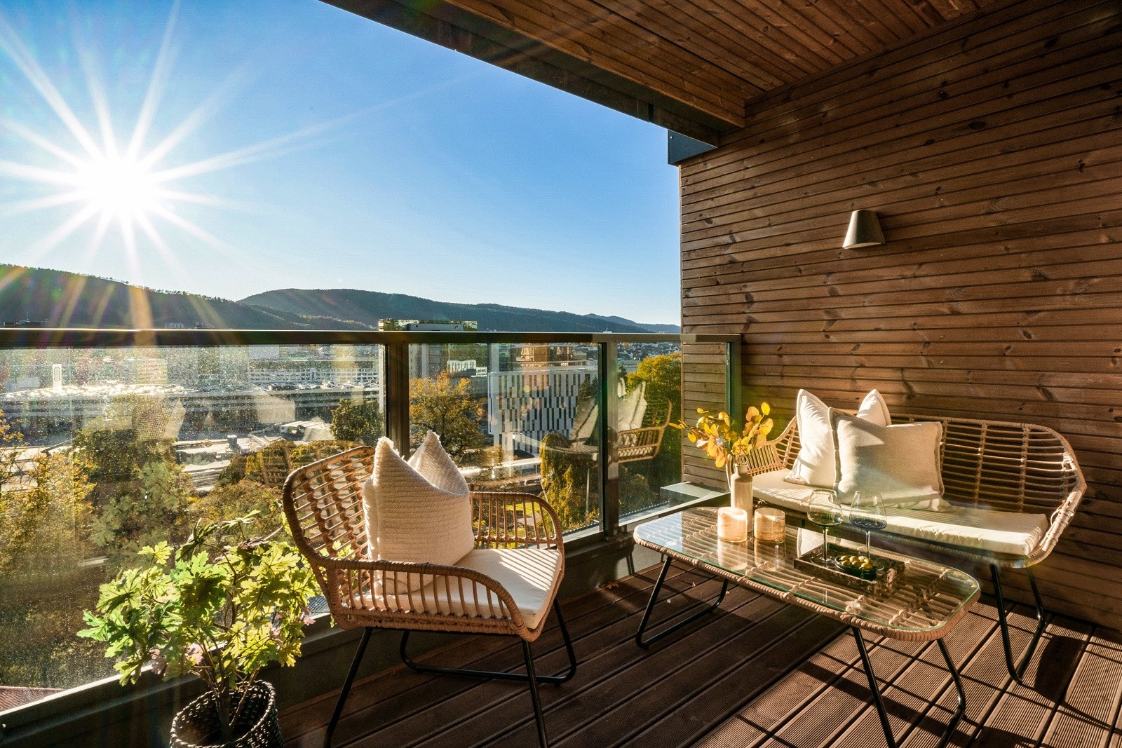 - Balkongen er utstyrt med stemningsfull utebelysning - Galleribilde