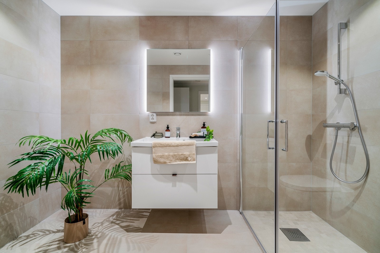 - Lekkert og privat baderom med downlights i himling - Galleribilde