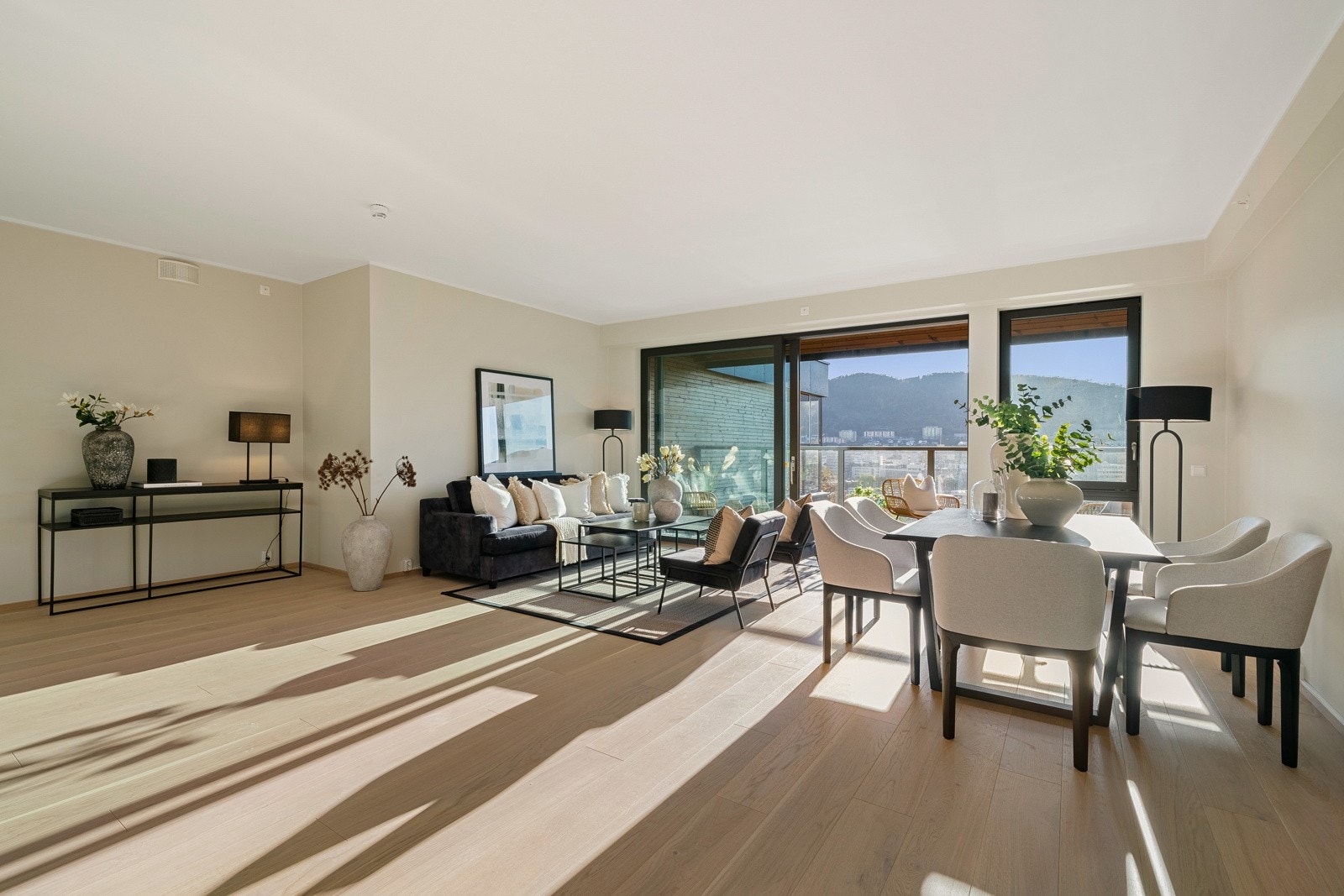 - Dagslyset strømmer inn via store vinduer og gir en unik, naturlig lyssetting - Galleribilde