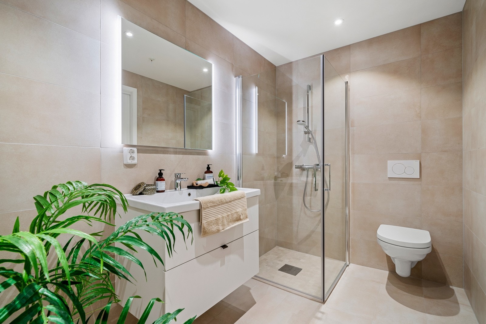 - Begge badene i leiligheten er helflisede og utstyrt med elektrisk gulvvarme - Galleribilde