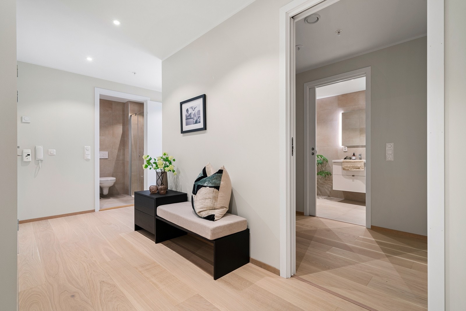 - Gulvet er belagt med en flott en-stavs eikeparkett, som er gjennomgående i alle oppholdsrom - Galleribilde