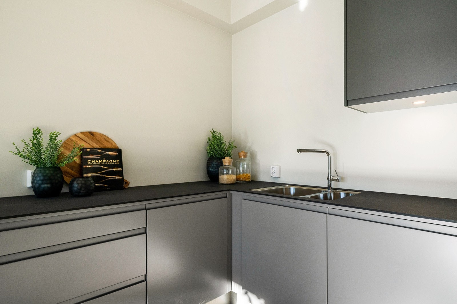 - Kjøkkenet har rikelig med både skap- og skuffeplass, samt gode overflater for matlagingen - Galleribilde