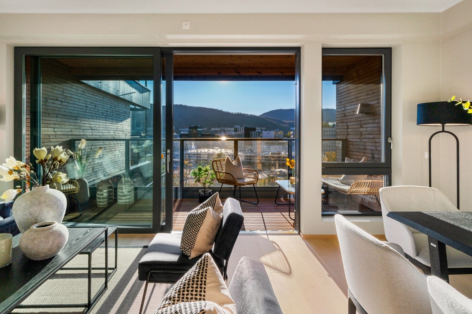 - Oppvarmes gjennom vannbåren gulvvarme i stue/kjøkken og gang - Galleribilde