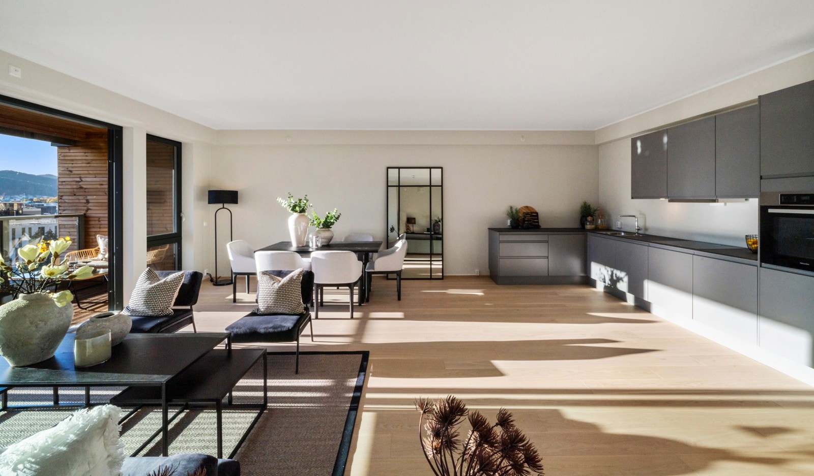 - Lekker sosialt allrom på 42 m2, kombinert med takhøyde på 266 cm - Galleribilde