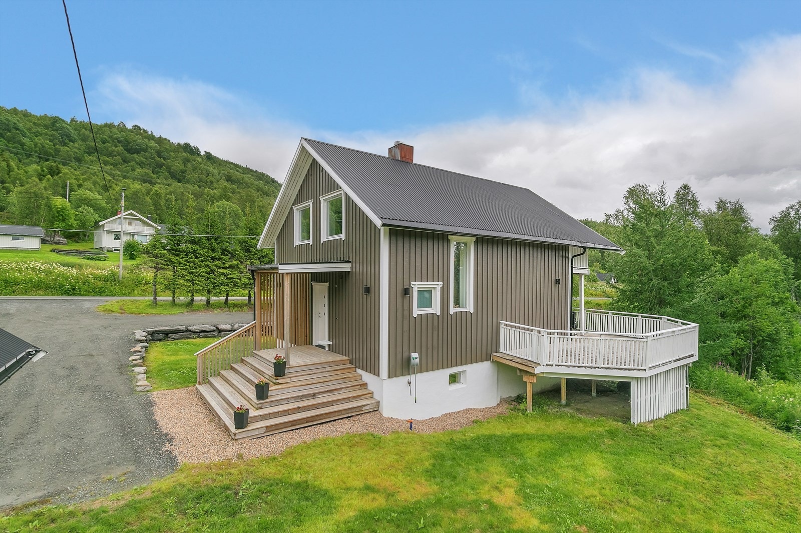 Velholdt enebolig med flott eiendom. Galleribilde