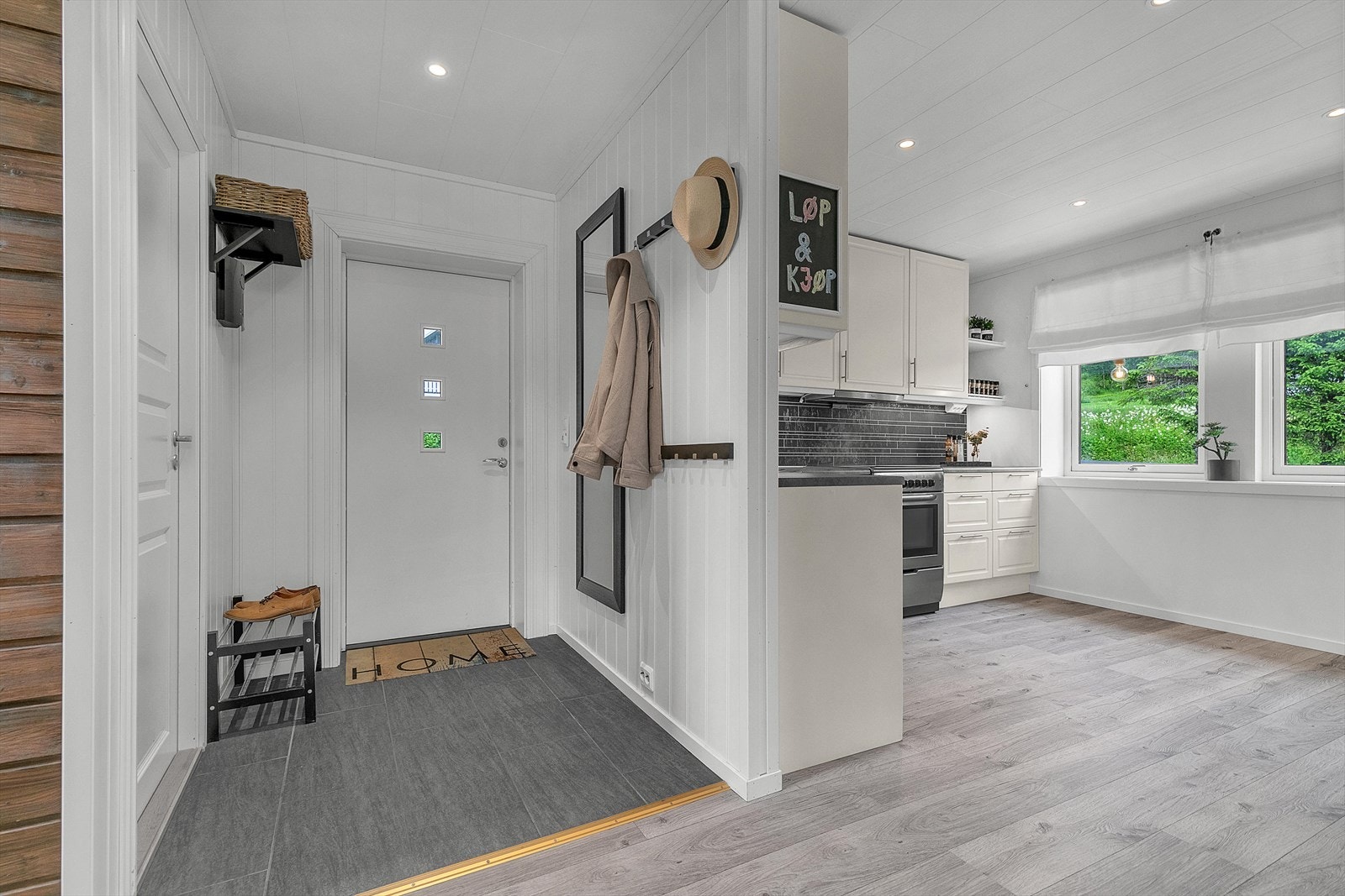Velkommen inn! Praktisk entré med oppheng for yttertøy. Galleribilde