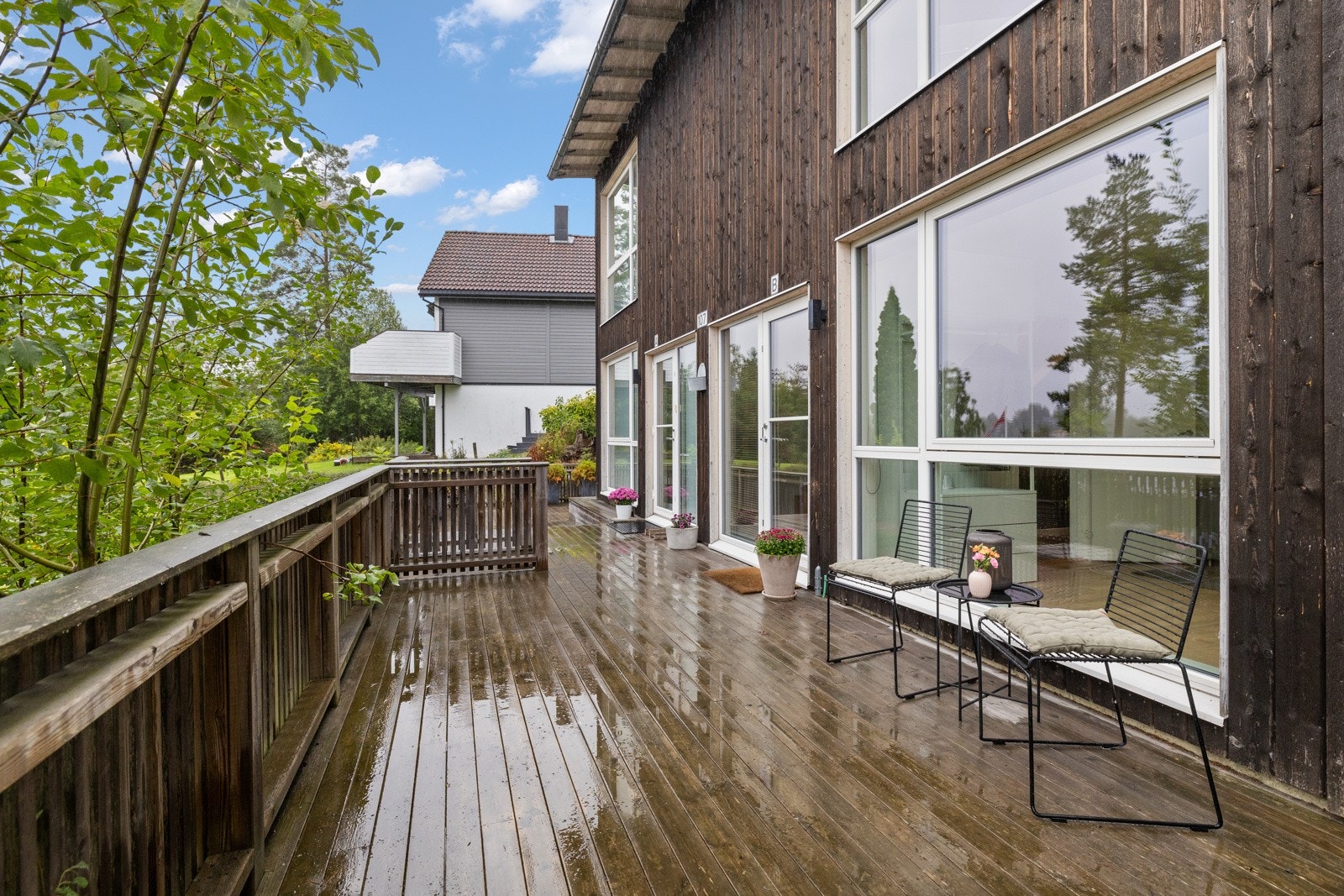 Balkongen strekker seg langs vestsiden av boligen Galleribilde