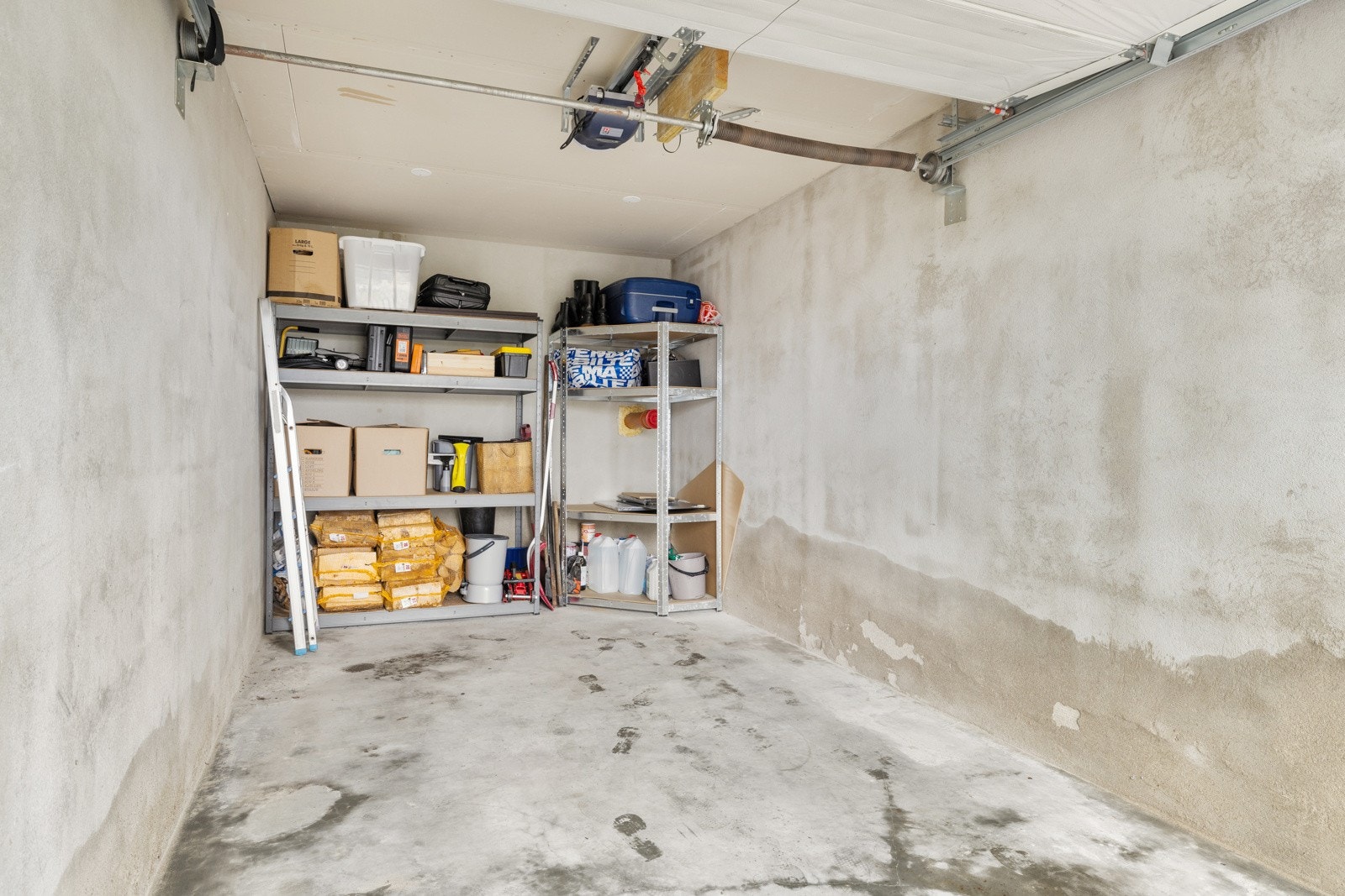 Garasje i boligens underetasje Galleribilde