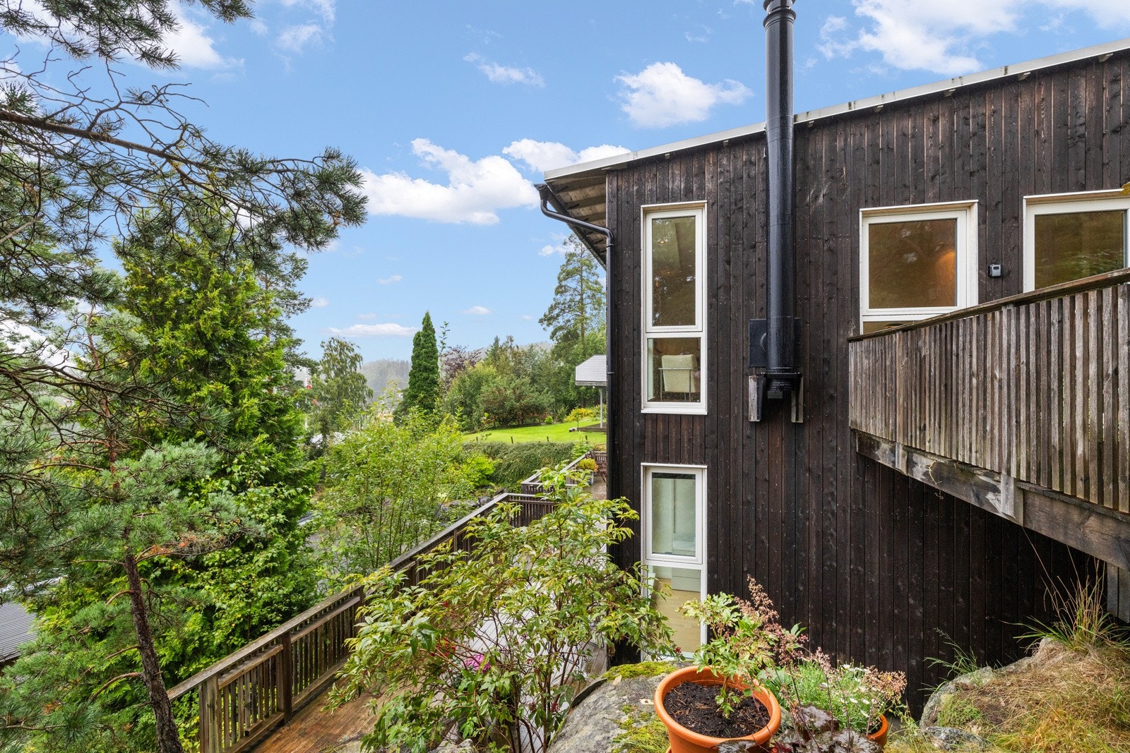 Velkommen til visning av Stenbråtveien 107B - Pen og moderne halvpart av vertikaldelt tomannsbolig, over to etasjer.Usjenert, barnevennlig og trafikkstille boligområde Galleribilde