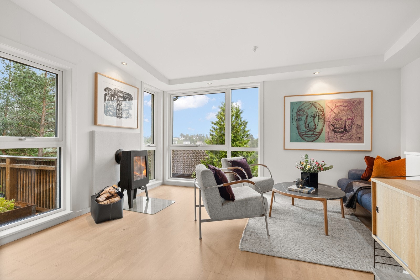 Boligen er godt vedlikeholdt og er smakfullt og moderne innredet Galleribilde