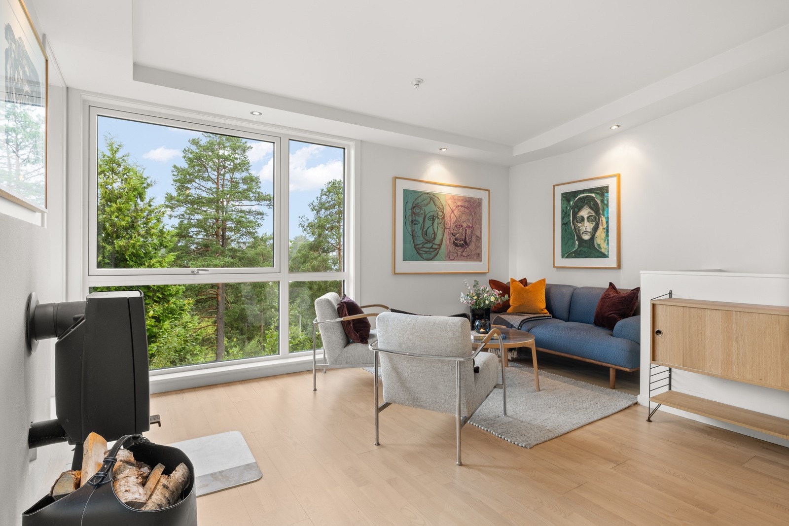 Stuen har store vindusflater, som gir godt med innslipp av naturlig lys Galleribilde