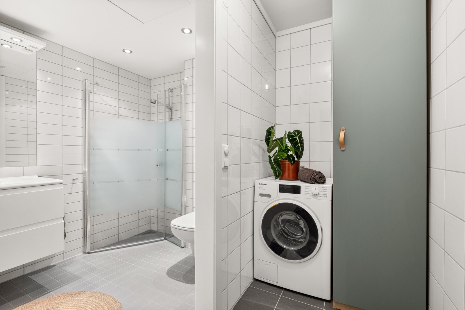 Gang mellom bad og entré, utstyrt med opplegg for vaskemaskin Galleribilde