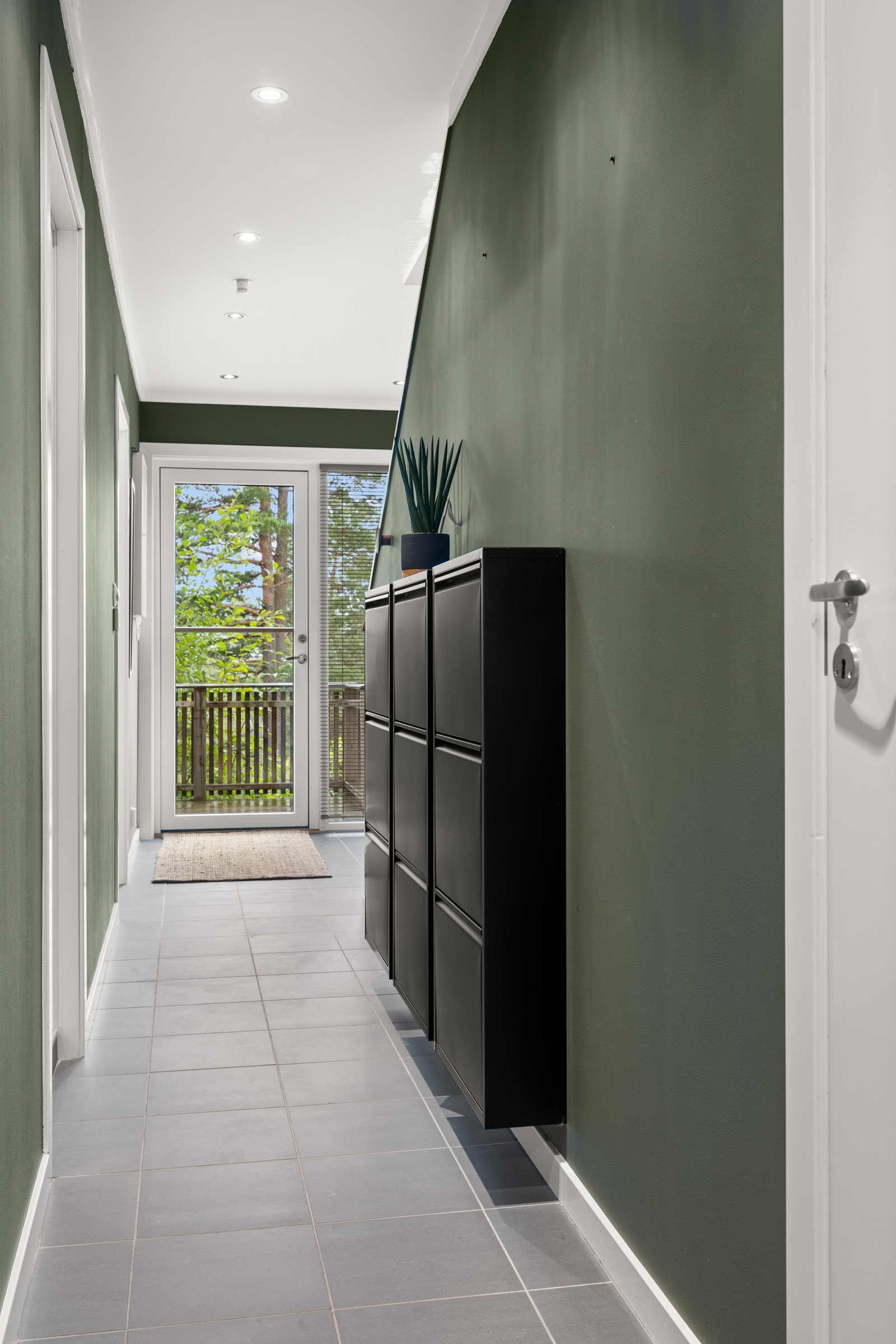 Boligen har en innbydende entré, som gir et godt førsteinntrykk av boligen Galleribilde