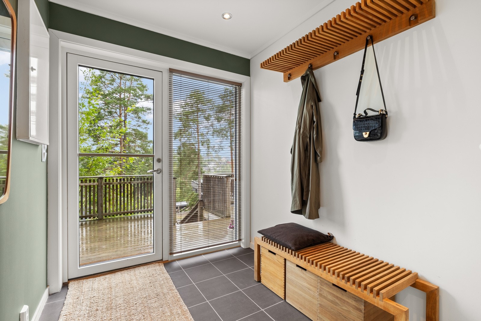 Entréen er romslig, noe som gir rikelig med plass til smarte løsninger for oppbevaring og oppheng av yttertøy, sko og annet utstyr. Galleribilde