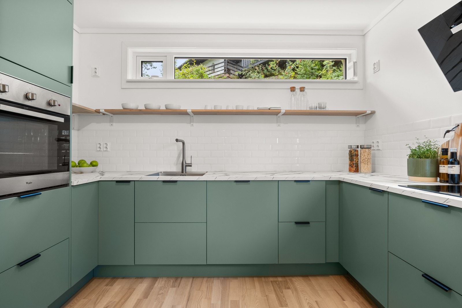 Boligen har en moderne kjøkkeninnredning fra 2023 Galleribilde