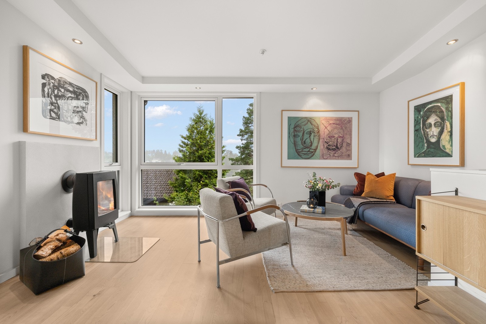 Boligens stue oppleves særdeles romslig og har rikelig med plass for innredning i diverse soner Galleribilde