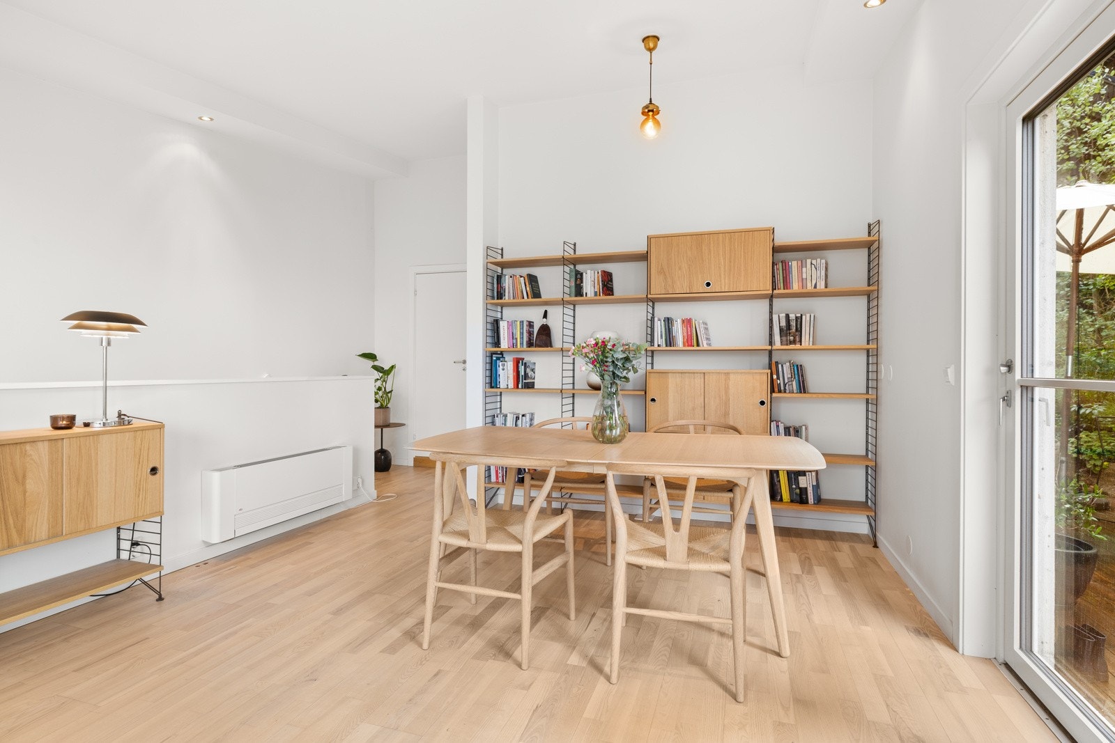 Moderne downlights sikrer god belysning i stuen Galleribilde