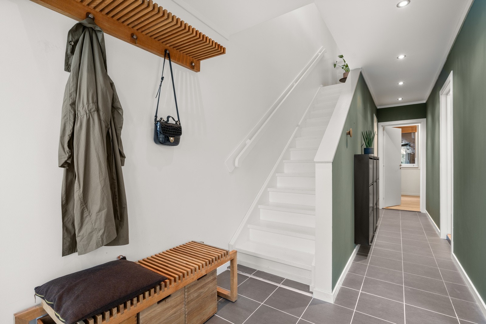 Gulvflater i fliser, med varme, gir en praktisk løsning for rengjøring når våte sko og yttertøy tas av Galleribilde