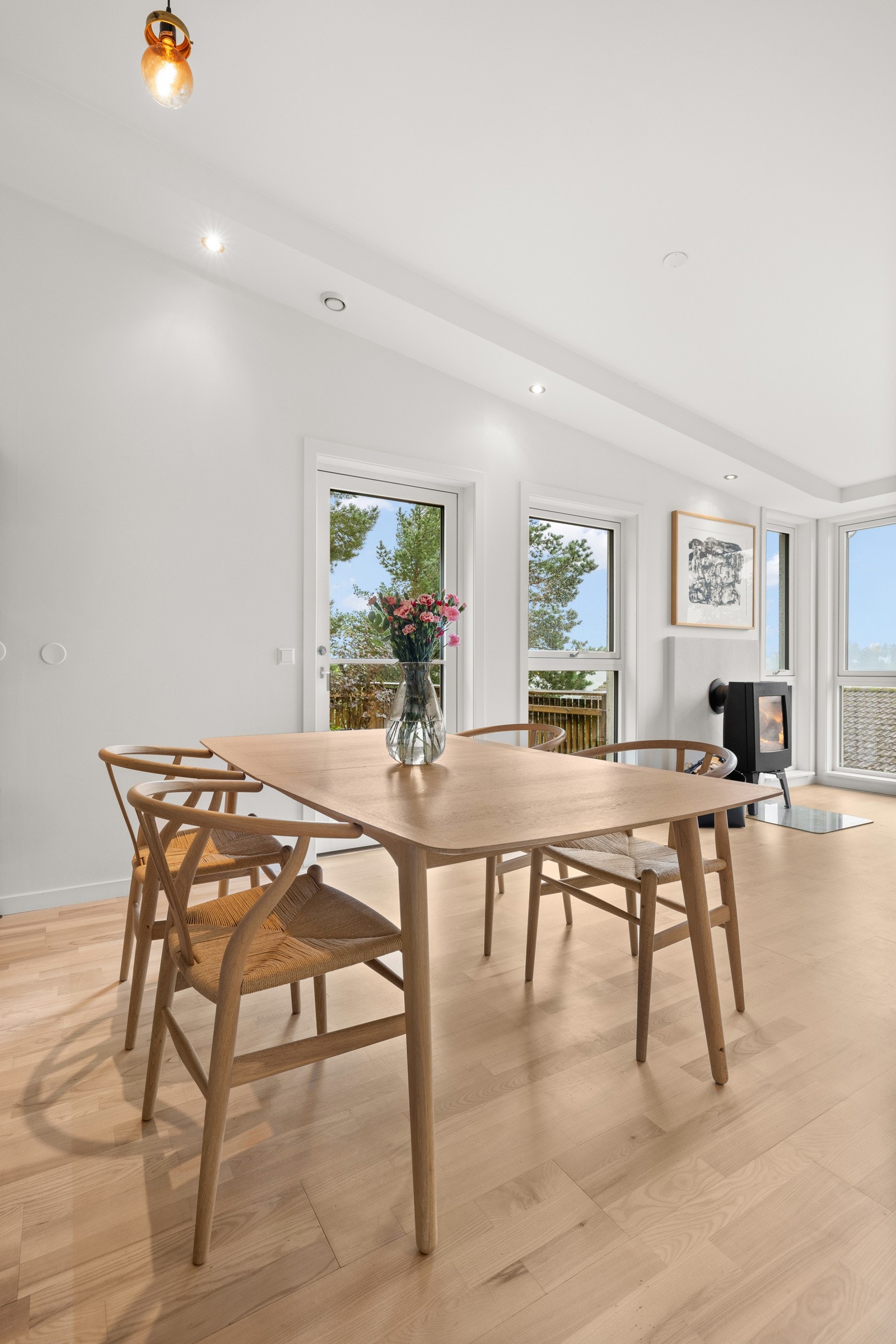 Plass til stort spisebord, perfekt til å invitere venner og familie over på hyggelige måltider Galleribilde