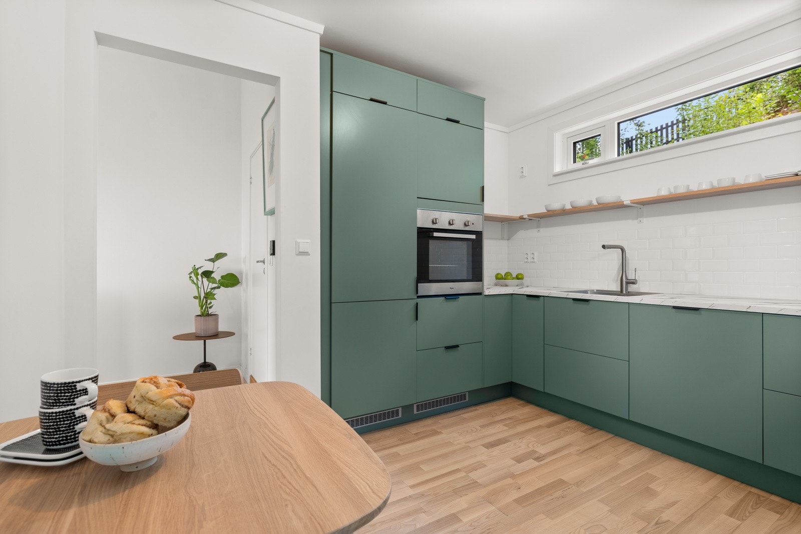 Kjøkkeninnredning med glatte fronter i moderne fargetone Galleribilde