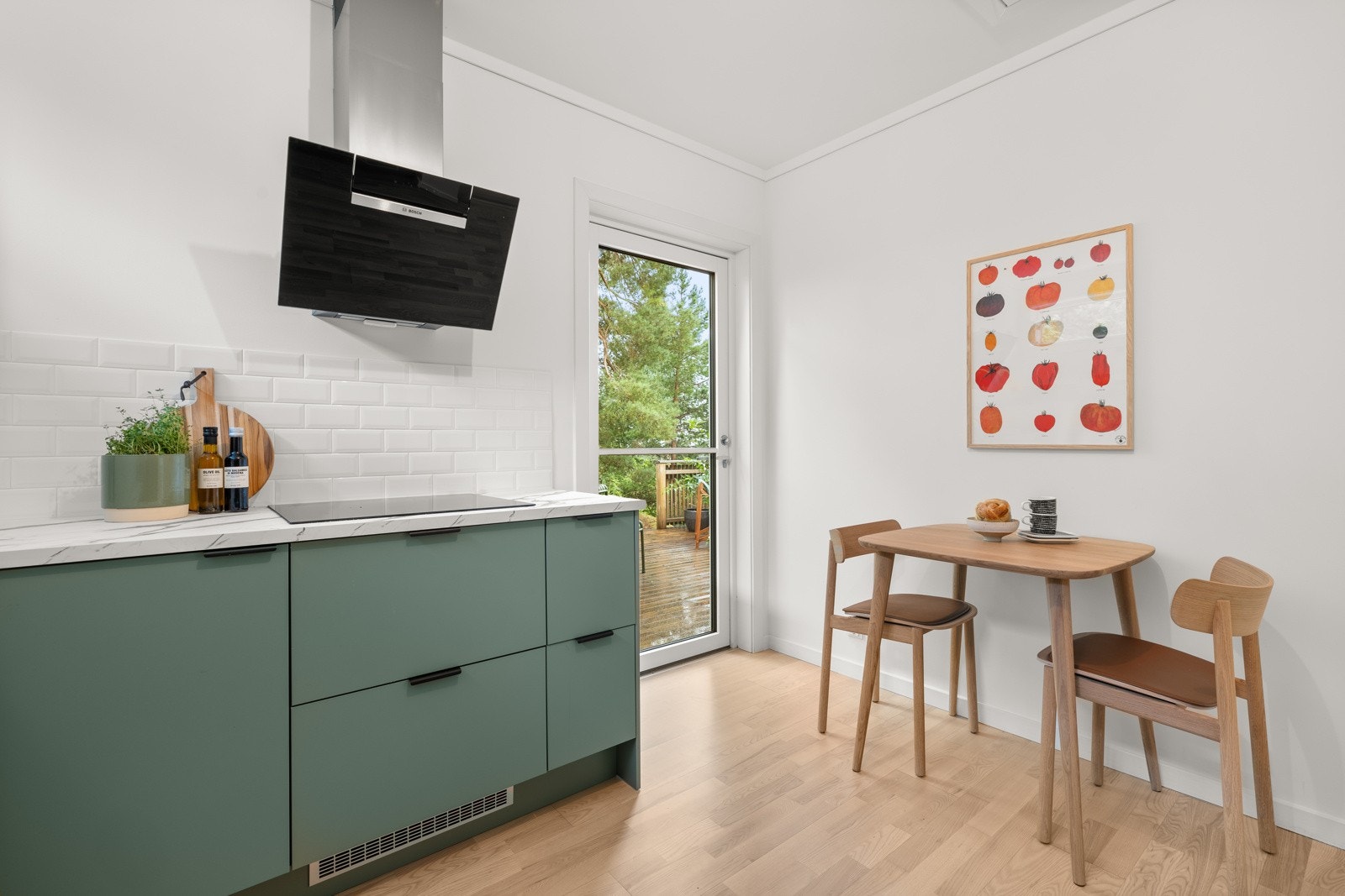 Gode benkeflater og godt med skapplass gir kjøkkenet deg et fint og praktisk areal for matlaging Galleribilde