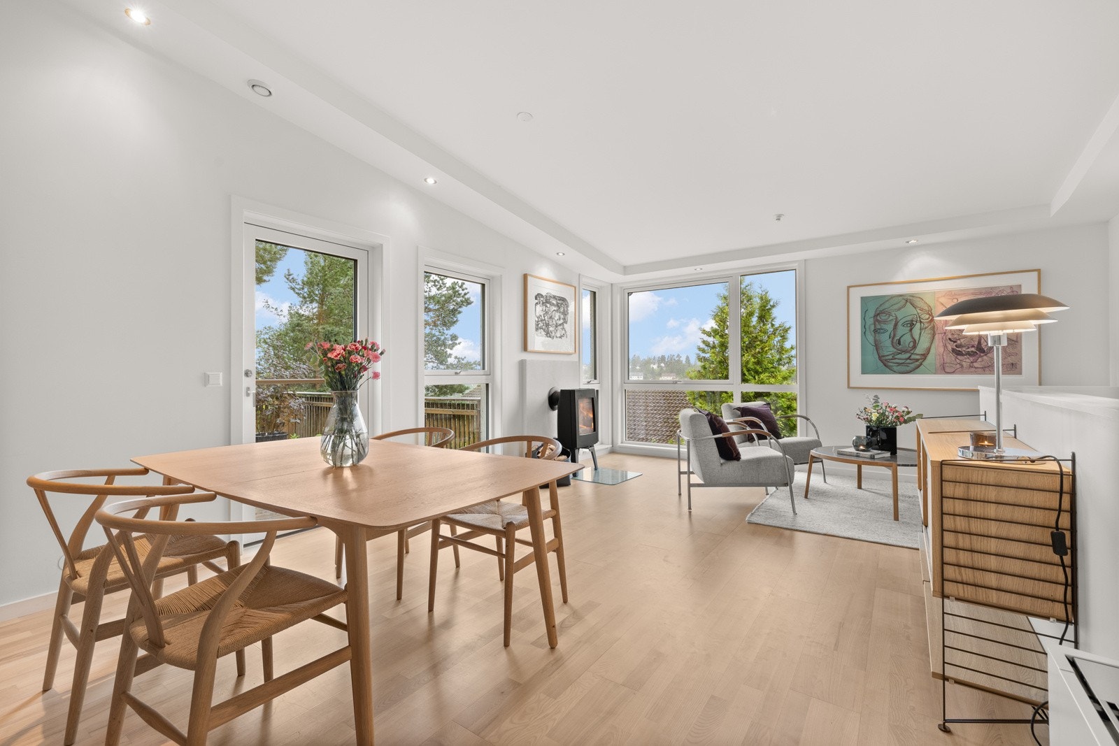 Boligen er fra 2013, med gjennomgående høy standard på overflater, innredninger og utstyr. Galleribilde