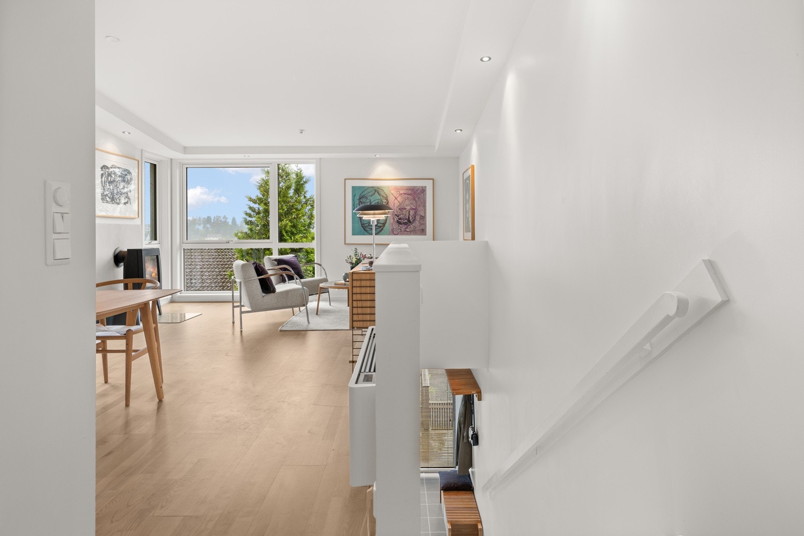 Malt tretrapp med tette trinn mellom boligens etasjer Galleribilde