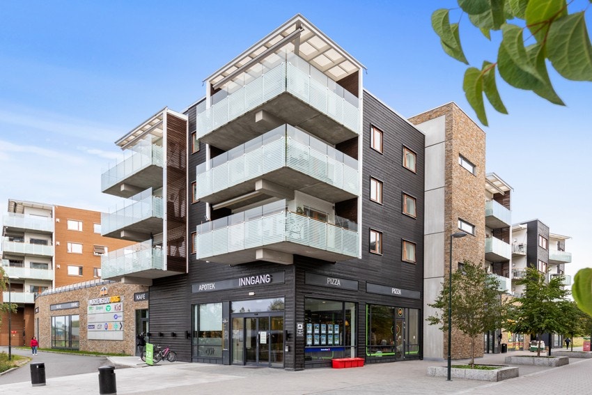 Kort vei til Senter Syd med ulike butikker og servicetilbud. Ytterligere tilbud finnes en kort kjøretid unna på Sæter Torg og Lambertseter senter. Galleribilde