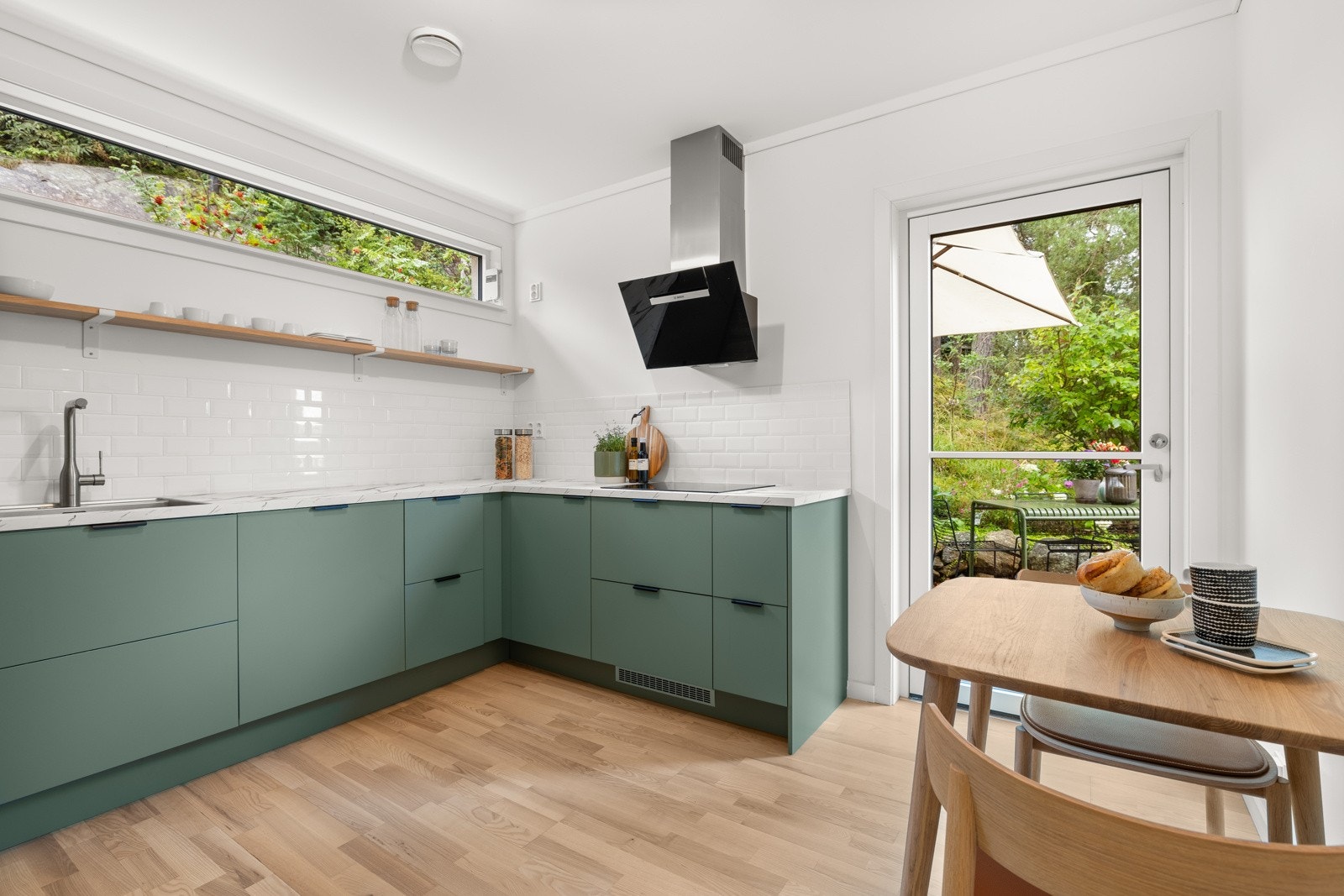 Det er utgang fra både stuen og kjøkkenet til flotte balkongarealer Galleribilde