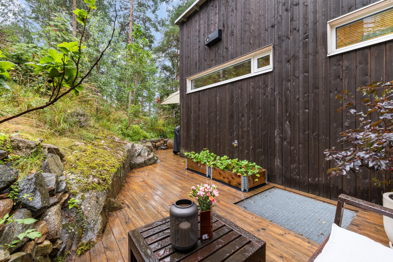 Boligen har en flott beliggenhet, med kort avstand til daglige servicetilbud, barnehager og skoler, samt offentlig kommunikasjon med bussforbindelser og T-bane. Galleribilde