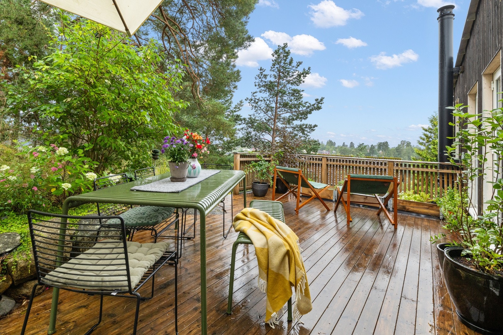 Med utgang fra både stuen og kjøkkenet utgjør balkongen en flott forlengelse av boarealet på godværsdager Galleribilde